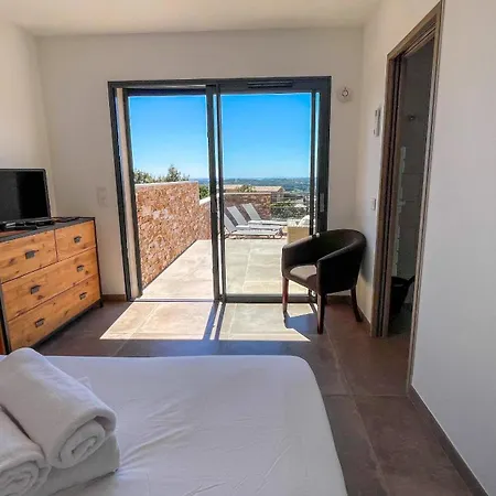 Tres Belle Neuve Vue Avec Piscine Chauffee 别墅 *