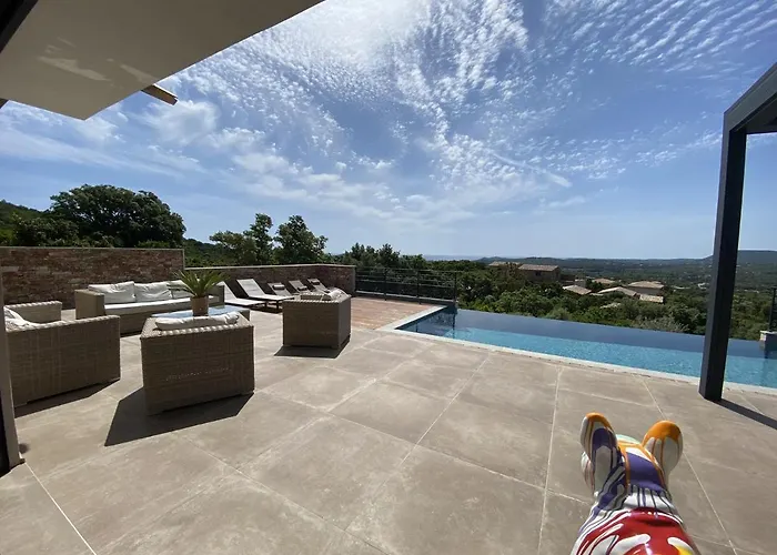 Tres Belle Neuve Vue Avec Piscine Chauffee