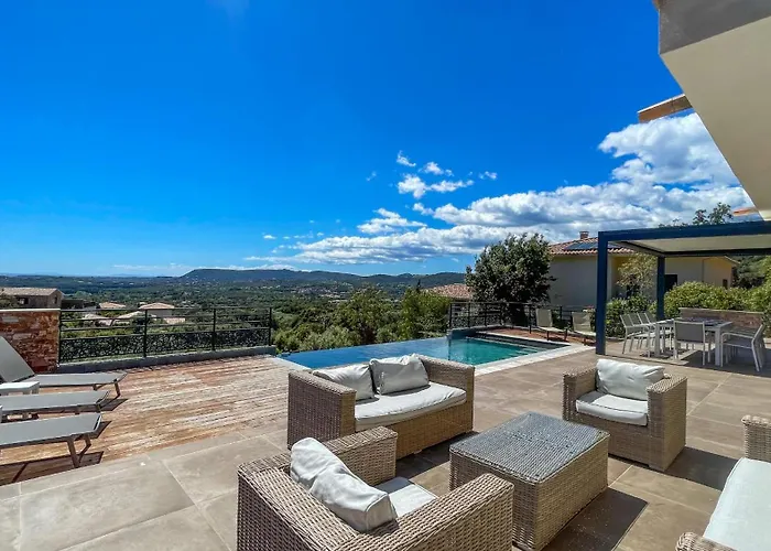 Tres Belle Neuve Vue Avec Piscine Chauffee