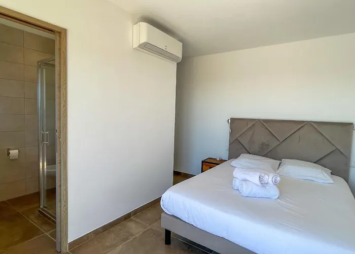 Tres Belle Neuve Vue Avec Piscine Chauffee Villa